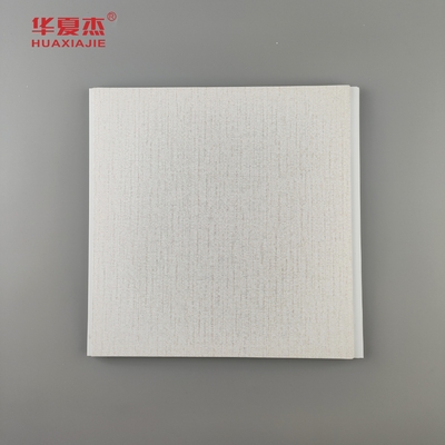 Dobra cena. Sprzedaż fabryczna pvc wnętrza panele ścienne pieczarka ciepła ziarna drewna pvc sufit materiał budowlany odporny na wilgoć w Internecie