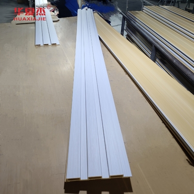 Nowoczesny projekt prostoty Wpc Fluted Wall Panel Laminated Wpc Wall Panel Do dekoracji zewnętrznej i wewnętrznej